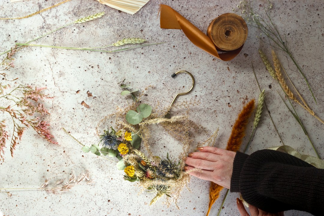 Droogbloemen krans: wat het is, hoe je hem kiest en waar je op let