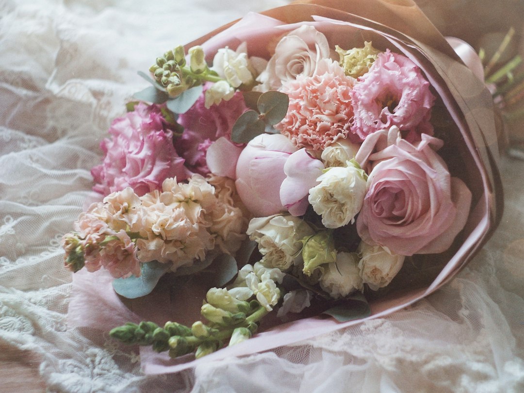Zelf een boeket samenstellen: zo kies je de juiste bloemen, kleuren en extras