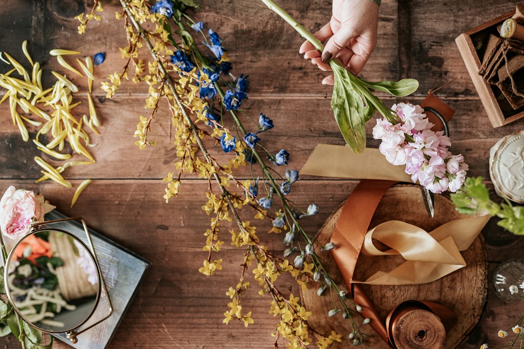 Bloemschikken voor beginners: zo maak je je eerste arrangement stap voor stap