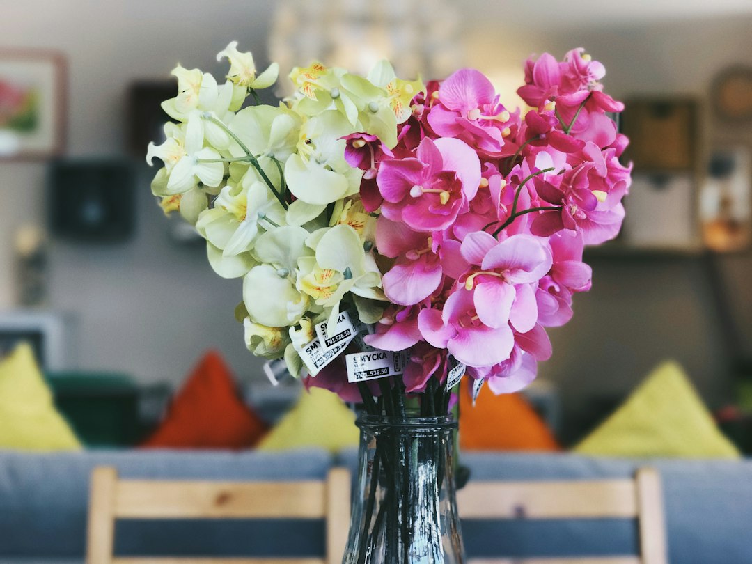 Nep bloemen in een vaas: zo kies je de mooiste en meest levensechte optie